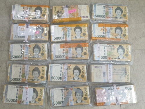 중고 김치냉장고 바닥에 붙어있던 1억1000만원. <제주서부경찰서 제공>